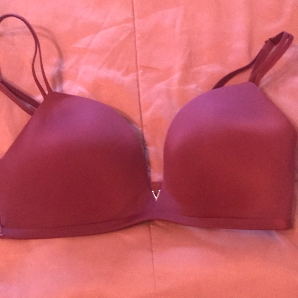 Victoria’s Secret 32D wireless bra